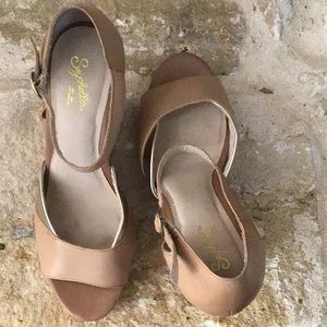 Seychelles tan and gold wedges